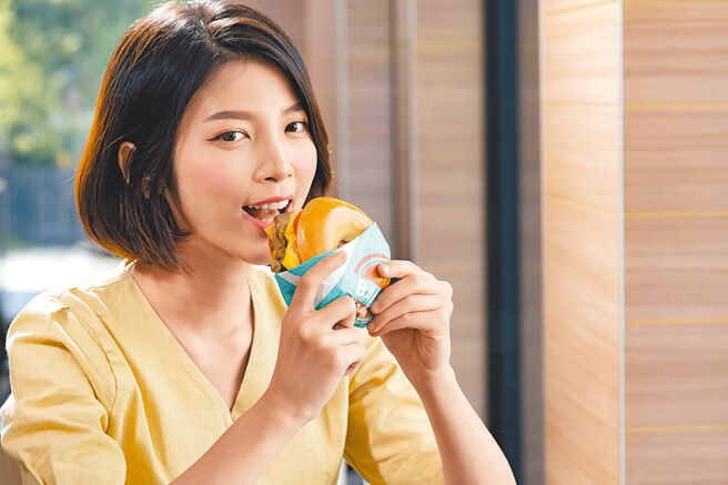 「蕈菇起司嫩蛋焙果堡」搭配超值早餐89元。（麦当劳提供）