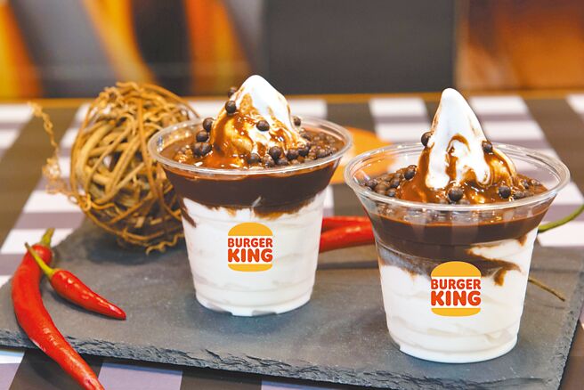 汉堡王将巧克力圣代，淋上TABASCO烟熏辣椒酱×哈巴尼罗辣椒酱，65元。（汉堡王提供）
