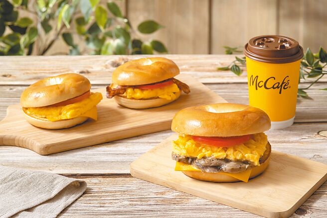 麦当劳焙果堡再添生力军，11/23前限时推「蕈菇起司嫩蛋焙果堡」，单点79元起。（麦当劳提供）