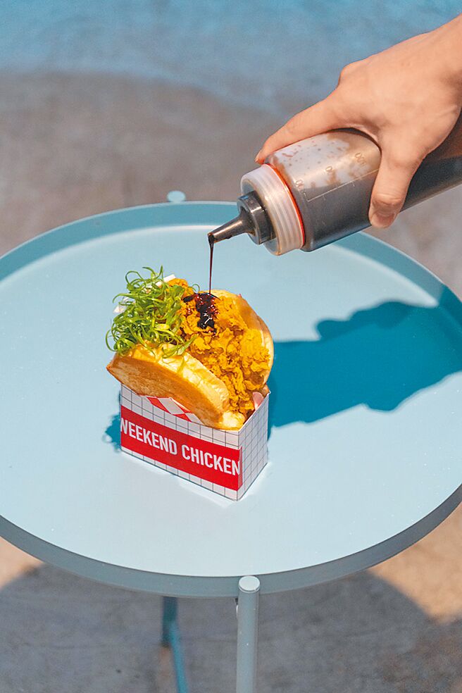 周末炸鸡俱乐部 × Ivorish福冈生吐司联名，威士忌酱炸鸡生吐司堡250元。（Ivorish提供）饮 酒 过 量 有 害 健 康