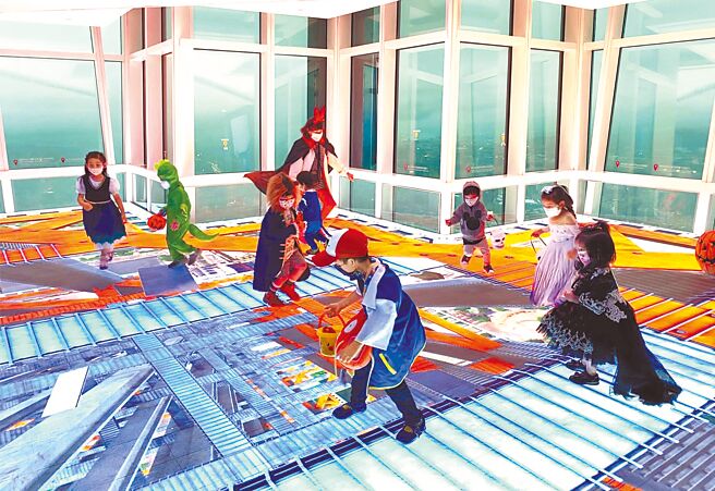 台北101观景台有4D体验区，让部落客「速食这一家」捕捉孩童提前疯万圣节的情景。（台北101提供）