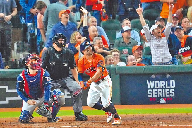 太空人「阿土伯」艾爾圖維在7局下敲出鎖定勝局的全壘打。（美聯社）