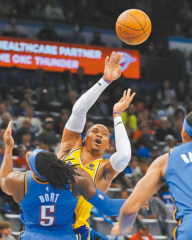 湖人后卫韦斯布鲁克（中）对前东家雷霆缴出含失误在内的「另类大四喜」。（美联社）