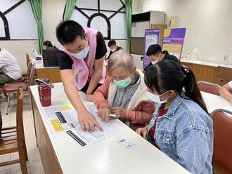 板橋體育場湧千位外籍人士打疫苗 新北民政局增派18名4國通譯服務