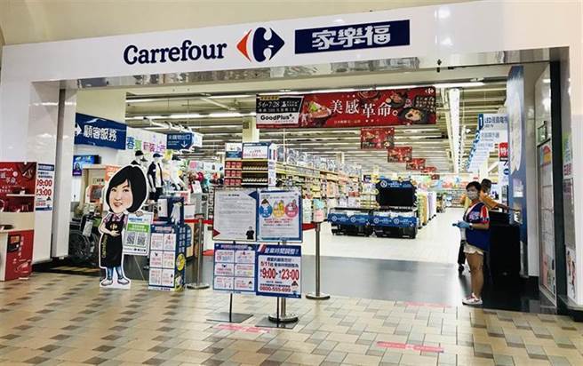 全联跟家乐福量贩龙头之争，成为网友热议话题。(图／资料照)