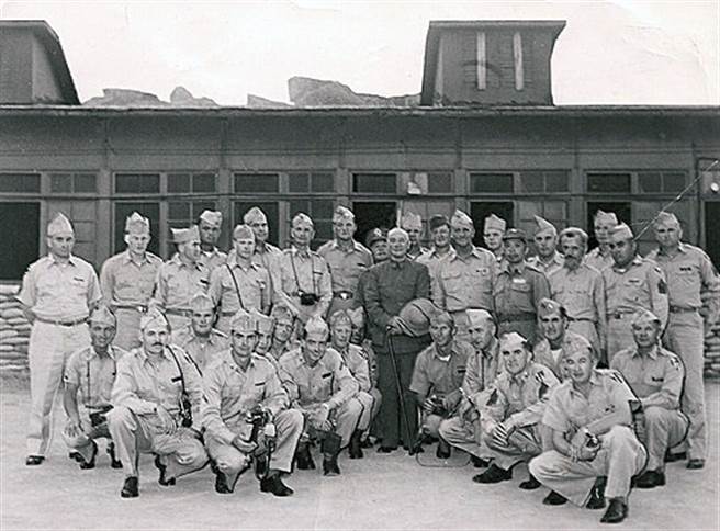 1956年蔣介石與美軍顧問團成員到金門視察。（圖／金門戰地史蹟館）