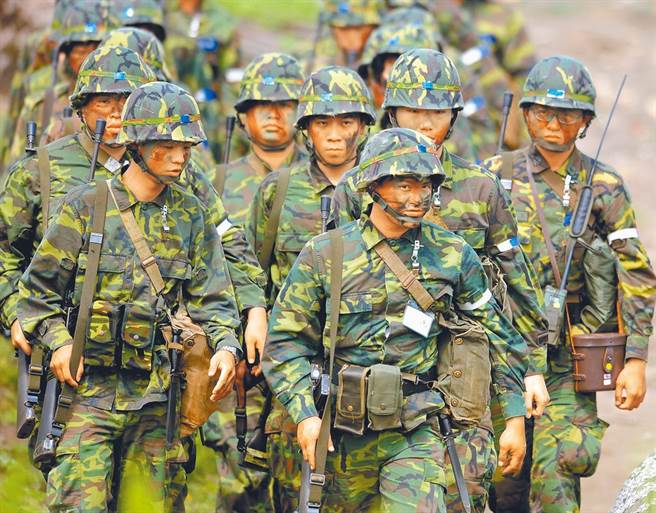 图为后备军人整装准备演训。（本报资料照片）