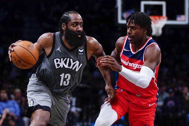 篮网队哈登(左)持球进攻。（美联社资料照）