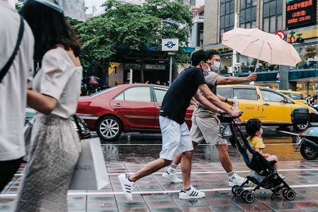 東北季風持續，早晚溫差大，迎風面有雨。（資料照）
