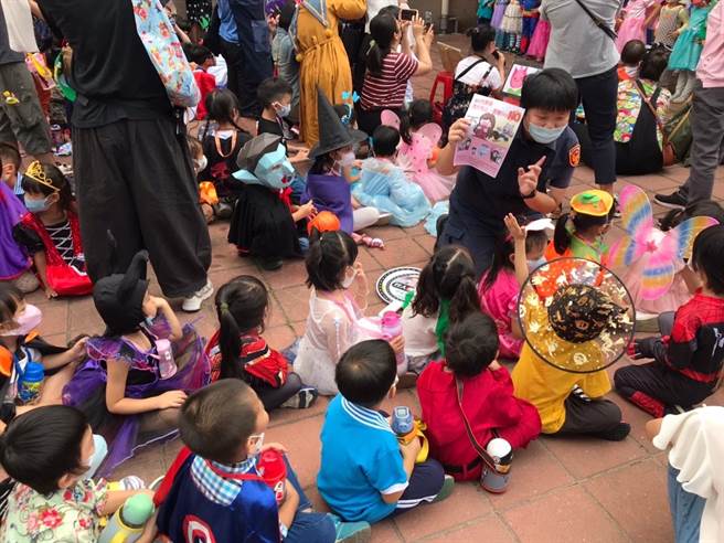  員警透過活潑逗趣解說方式，讓小朋友了解交通安全重要性與犯罪如何避免及預防。（警方提供）