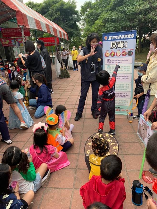  員警透過活潑逗趣解說方式，讓小朋友了解交通安全重要性與犯罪如何避免及預防。（警方提供）