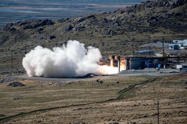 海軍表示，此次的靜態點火測試驗，是第一節火箭首次安裝推力向量控制系統並進行驗證。(圖/路透社)