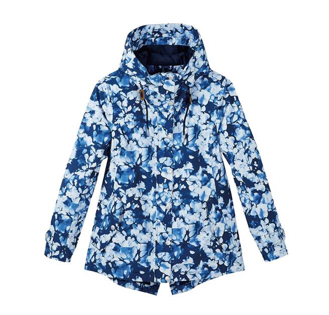 Global Mall新北中和店推荐TRAVELER 女款GORETEX防水外套，原价1万3800元，优惠价7500元。（Global Mall提供）