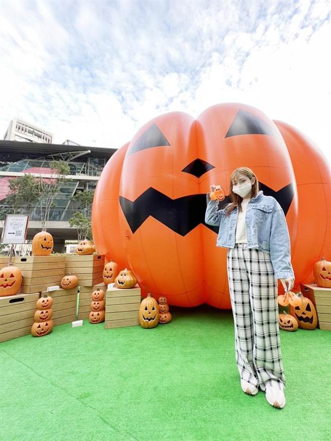 Global Mall桃园A19打造「万圣节南瓜村」之余，今、明（30日至31日）还有热闹市集，包括连续2日的「边缘人市集」，31日的「桃园青年职人展翅成果展」，两大市集总计高达近40摊位。（Global Mall提供）