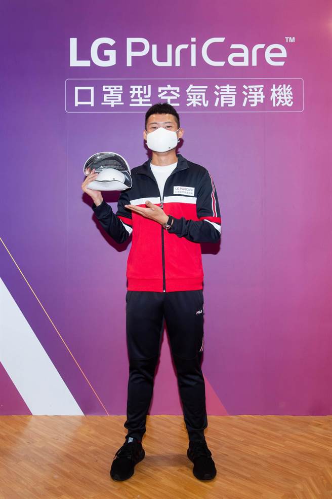 LG PuriCare口罩型空气清净机更配备消毒充电盒，30分钟内即可去除99.99%细菌。（LG提供）