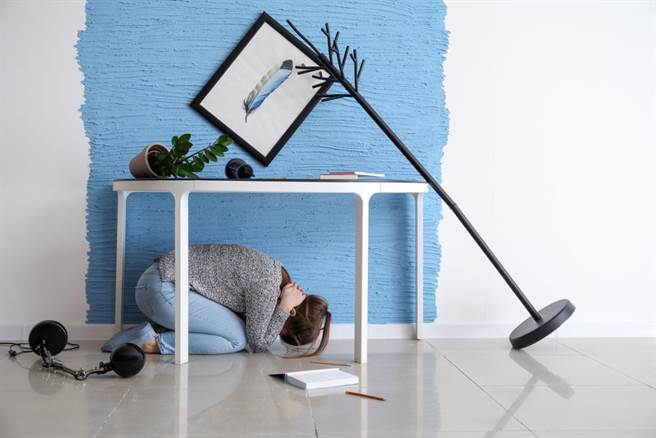 地震来了先发文再说！地牛翻身你的第一个反应是什么？(示意图／shutterstock)
