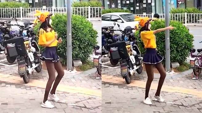 一名女外送员穿着黑丝袜和激短裙在大街上热舞，引来不少人围观。（图／翻摄自微博）