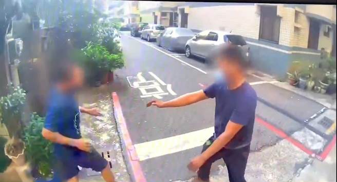 牛男从卖场衝出后，英勇的民眾，在巷弄中试图将他拦下。（翻摄照片／石秀华高雄传真）