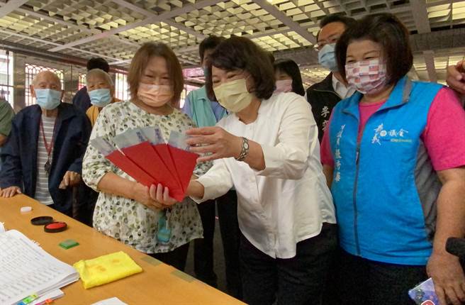 嘉义市普发现金，市长黄敏惠协助民眾清点红包。（廖素慧摄）