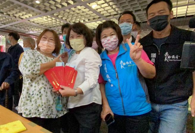 民眾领到数包红包很开心，嘉义市长黄敏惠提醒用红包消费参加购物节抽奖。（廖素慧摄）
