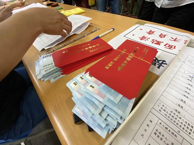 嘉义市普发现金，工作人员清点红包忙不停。（廖素慧摄）