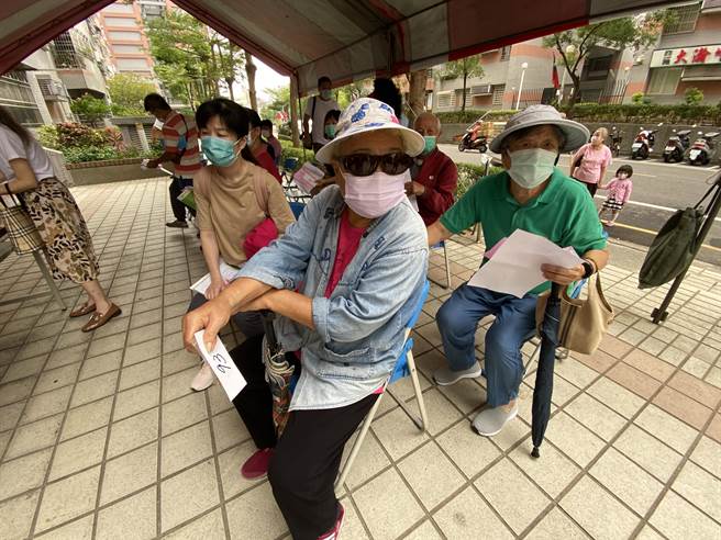 民眾一早排队领号码牌等领红包。（廖素慧摄）