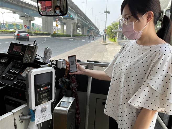 高市刷乘車碼搭市公車，11月起恢復收費制。（高市交通局提供／石秀華高雄傳真）
