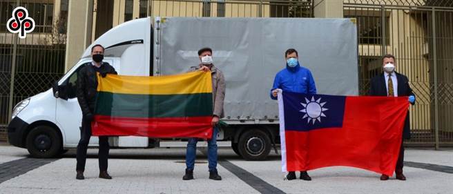 立陶宛總統籲陸心平氣和接受立國開設台灣代表處。圖為台灣援贈10萬片醫療級口罩2020年4月20日運抵立陶宛。（摘自Mantas Adomenas推特）