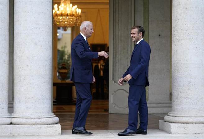 美法兩國自上月起因澳洲毀棄與法國的潛艦合約而失和。美國總統拜登試圖修補關係，今天與法國總統馬克宏會面，承認處理過程不夠妥善；馬克宏則盼美方以行動贏回法國的信任。(圖/美聯社)