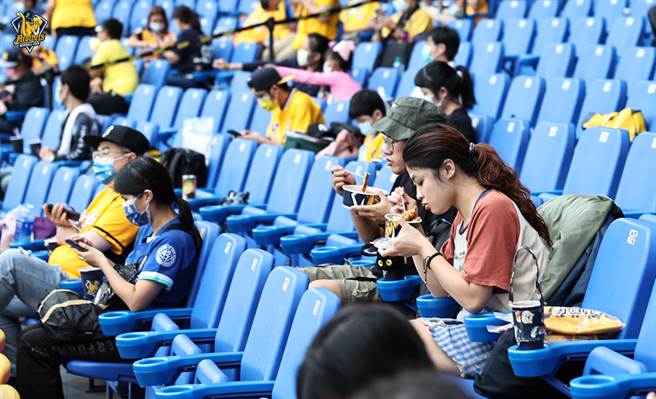 中职开放场内饮食。（资料照，中信兄弟提供）