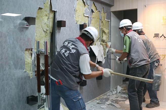 高雄城中城大楼火警酿重大死伤，高市府相关局处已完成56栋无管委会老旧大楼避难逃生动线的障碍排除，高雄市长陈其迈下令城中城大楼若涉公安应立即拆除，以确保民眾安全。（高市府新闻局提供／洪浩轩高雄传真）