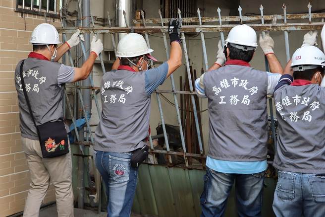 高雄城中城大楼火警酿重大死伤，高市府相关局处已完成56栋无管委会老旧大楼避难逃生动线的障碍排除，高雄市长陈其迈下令城中城大楼若涉公安应立即拆除，以确保民眾安全。（高市府新闻局提供／洪浩轩高雄传真）