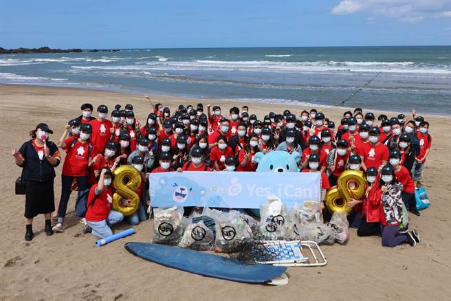 游戏商员工净滩，清出一大堆海洋废弃物。（艾肯娱乐提供）