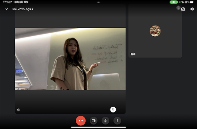 ：iPad mini拥有「人物居中」功能，在视讯时不管人走到哪里，镜头都能追踪得到之余，更会自动放大，或因应有其他人加入时变广角功能。（石智中摄）
