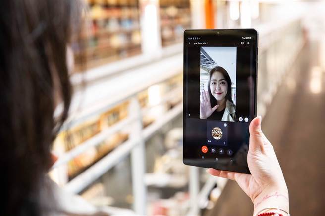 Galaxy Tab A7 Lite在视讯时前置镜头也有如开了滤镜一样，就算使用如没有特效的Google Meet，也不怕以「真面目」视人。（石智中摄）