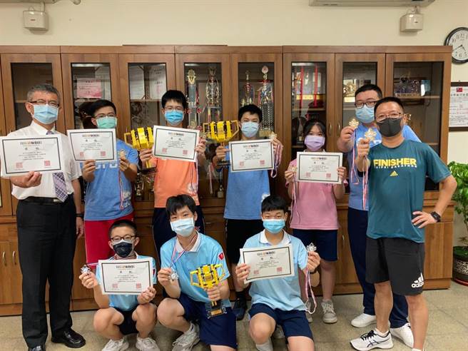 台中市深耕科技教育有成，崇伦国中囊括机器人全国赛冠亚军。（台中市教育局提供／王文吉台中传真）
