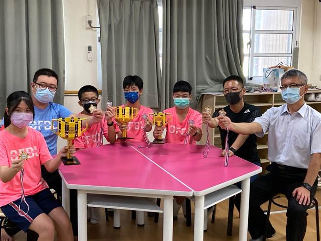 崇伦国中在校生于竞赛国中组囊括全国冠亚军、毕业生夺得竞赛高中组第一名。（台中市教育局提供／王文吉台中传真）