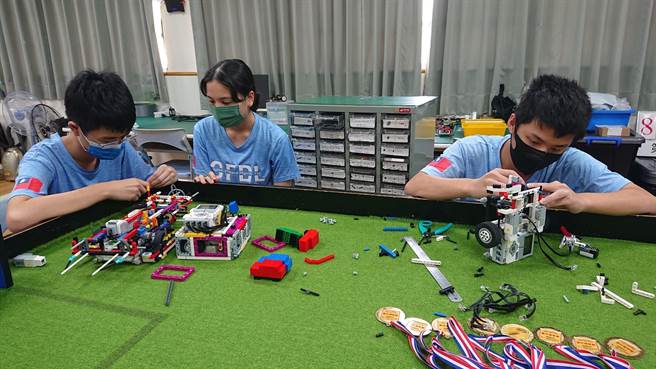 崇伦国中「数位翻转创意研究社(OFDL)」国际赛事已6次荣获世界比赛佳绩。（台中市教育局提供／王文吉台中传真）