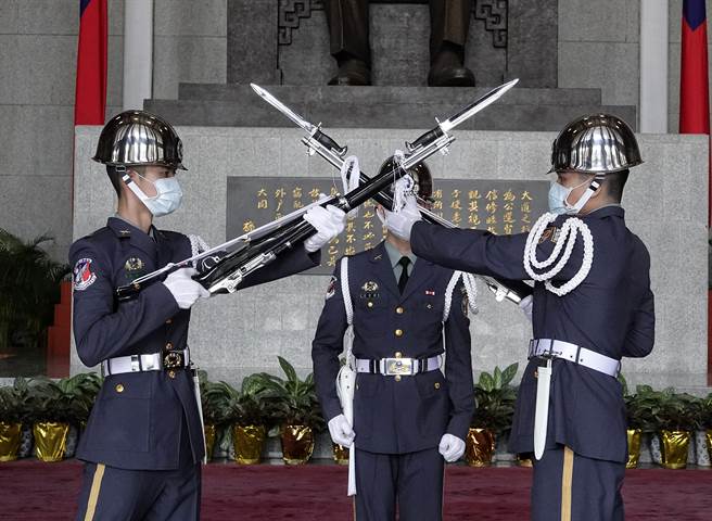 行政院长苏贞昌28日拍板明年军公教调薪案，军公教调薪4％，所需经费314亿，这是蔡政府任内第二度替军公教调薪，也是25年军公教调薪幅度最高的一次。（陈信翰摄）