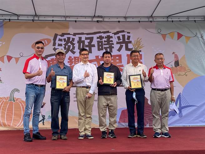 新北市农业局长李玟颁发感谢状给各项绩优农民（戴上容摄）