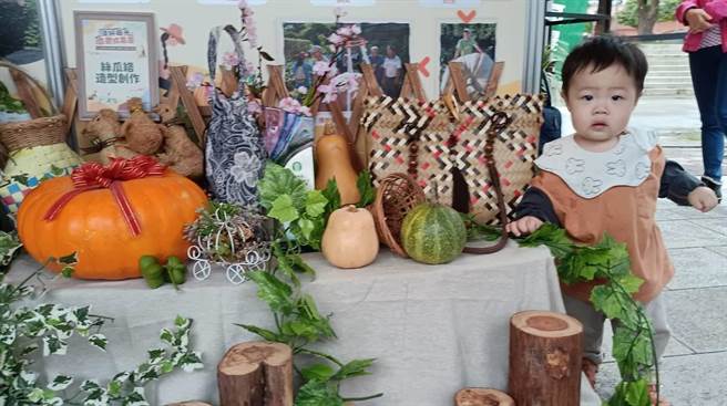 现场因应万圣节到来，布置了各项南瓜造型气球及南瓜装饰增添万圣节气氛，气氛热闹。（戴上容摄）