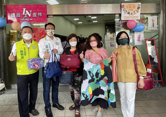 市議員曾朝榮（左一）、立委莊競程（左二）30日共同發起義賣活動，室內外吸引上百人以行動響應。（市議員曾朝榮服務處提供）