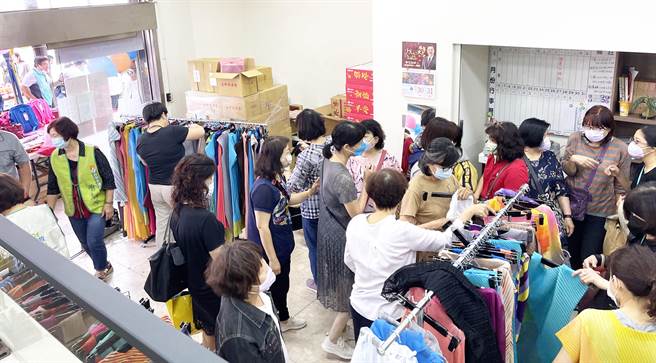 義賣活動從今天30日上午9點至下午2點，在北屯區東山路曾朝榮服務處舉辦，活動開跑前就有不少民眾慕名前來。（市議員曾朝榮服務處提供）