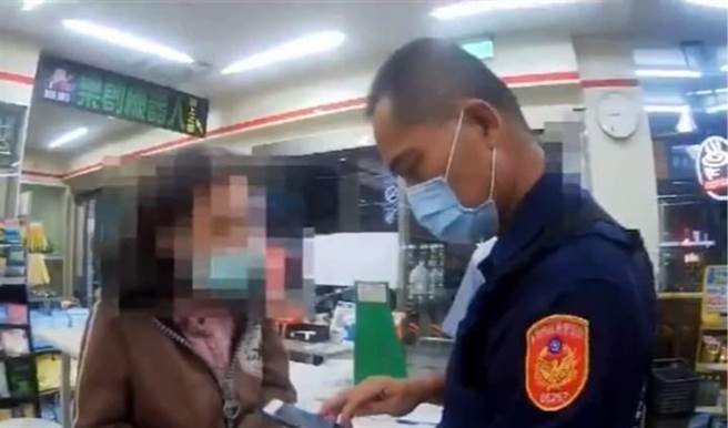 高雄36岁张姓女子从网路上报名英语会话课程，对方却要求须先付3000元游戏点数作为订金，再匯款5万元补习费，超商店员察觉有异报警处理，张女才免于受骗。（翻摄画面／洪浩轩高雄传真）