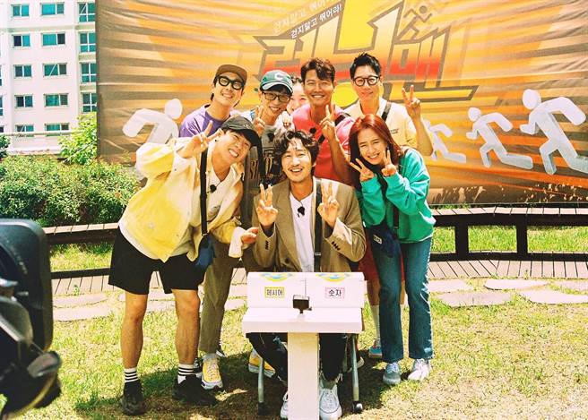 《Running Man》李光洙（前中）最後一集與全員合照留念 。(中天綜合台提供）