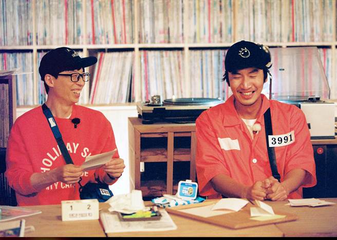 劉在錫（左）念親筆信不忘搞笑，讓李光洙在眼眶打轉的眼淚又收回去。（ 中天綜合台提供）