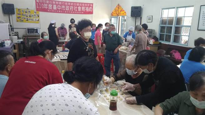 台中食物银行发放日，邀请社区照顾关怀据点长辈制作爱心饼乾，凝聚社区与受助对象的心。(台中市政府提供)