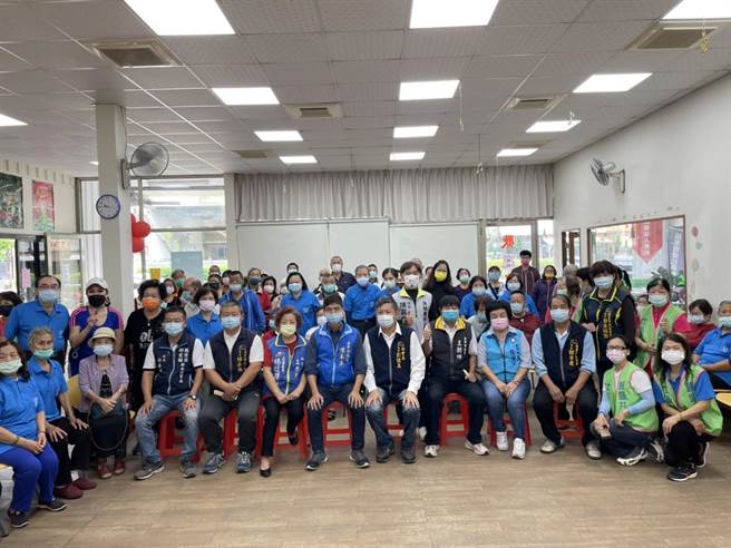 食物银行每月固定发放物资，援助弱势家庭短期日常生活所需，配合各自特色加码不同物资，促进食物银行与当地社区融合。(台中市政府提供)