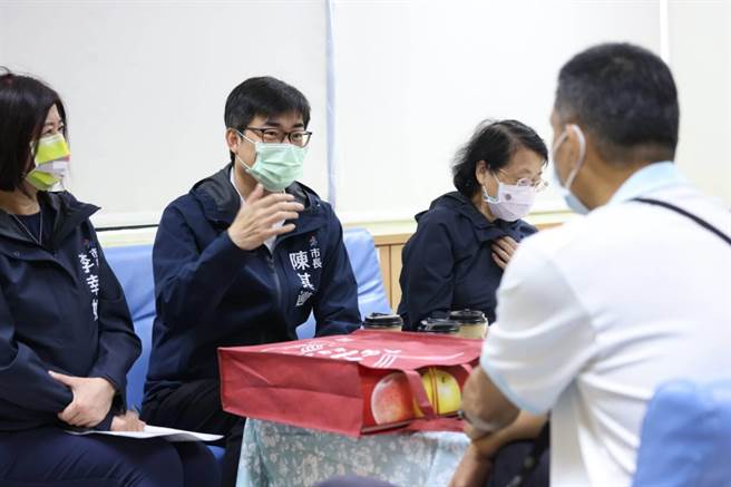 高雄市長陳其邁（左二）30日慰問城中城大樓大火罹難者的家屬。（高雄市社會局提供／林瑞益高雄傳真）