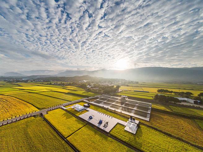 以天地为舞台，金色稻浪为背景，相隔3年，云门舞集再度重返池上秋收艺术节，与歌手9m88同台演出作品《十三声》。（萧安顺摄，台湾好基金会提供）